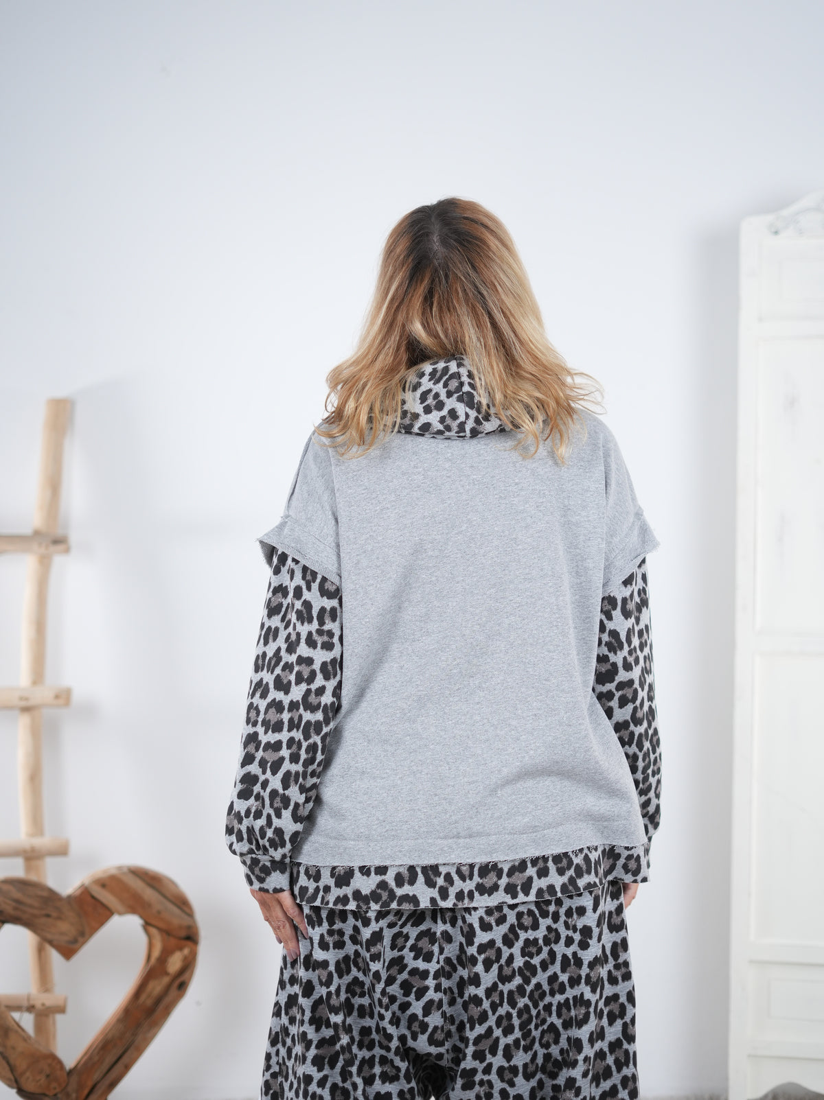 Sportlicher Hoody mit Känguru Tasche und Neon Details