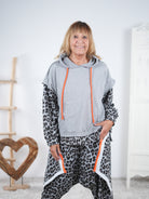 Sportlicher Hoody mit Känguru Tasche und Neon Details