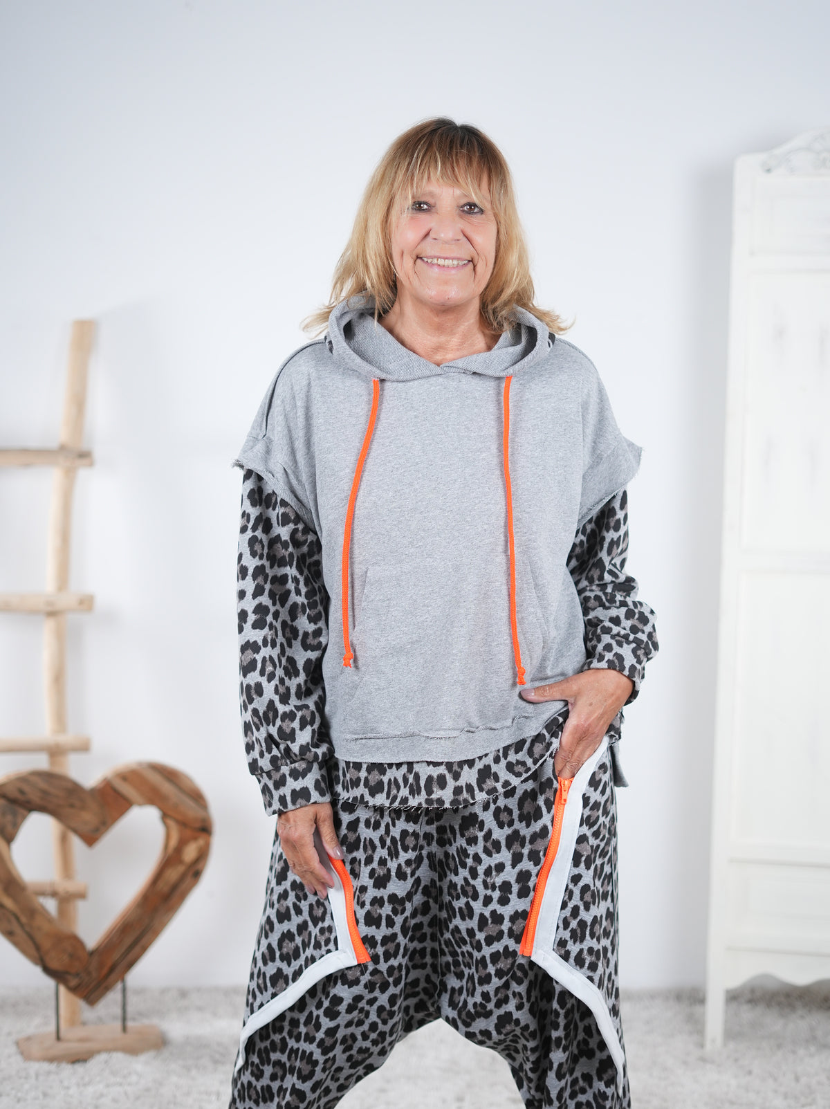 Sportlicher Hoody mit Känguru Tasche und Neon Details