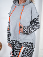 Sportlicher Hoody mit Känguru Tasche und Neon Details