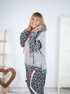 Sportlicher Hoody mit Känguru Tasche und Neon Details