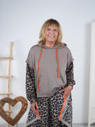 Sportlicher Hoody mit Känguru Tasche und Neon Details Taupe