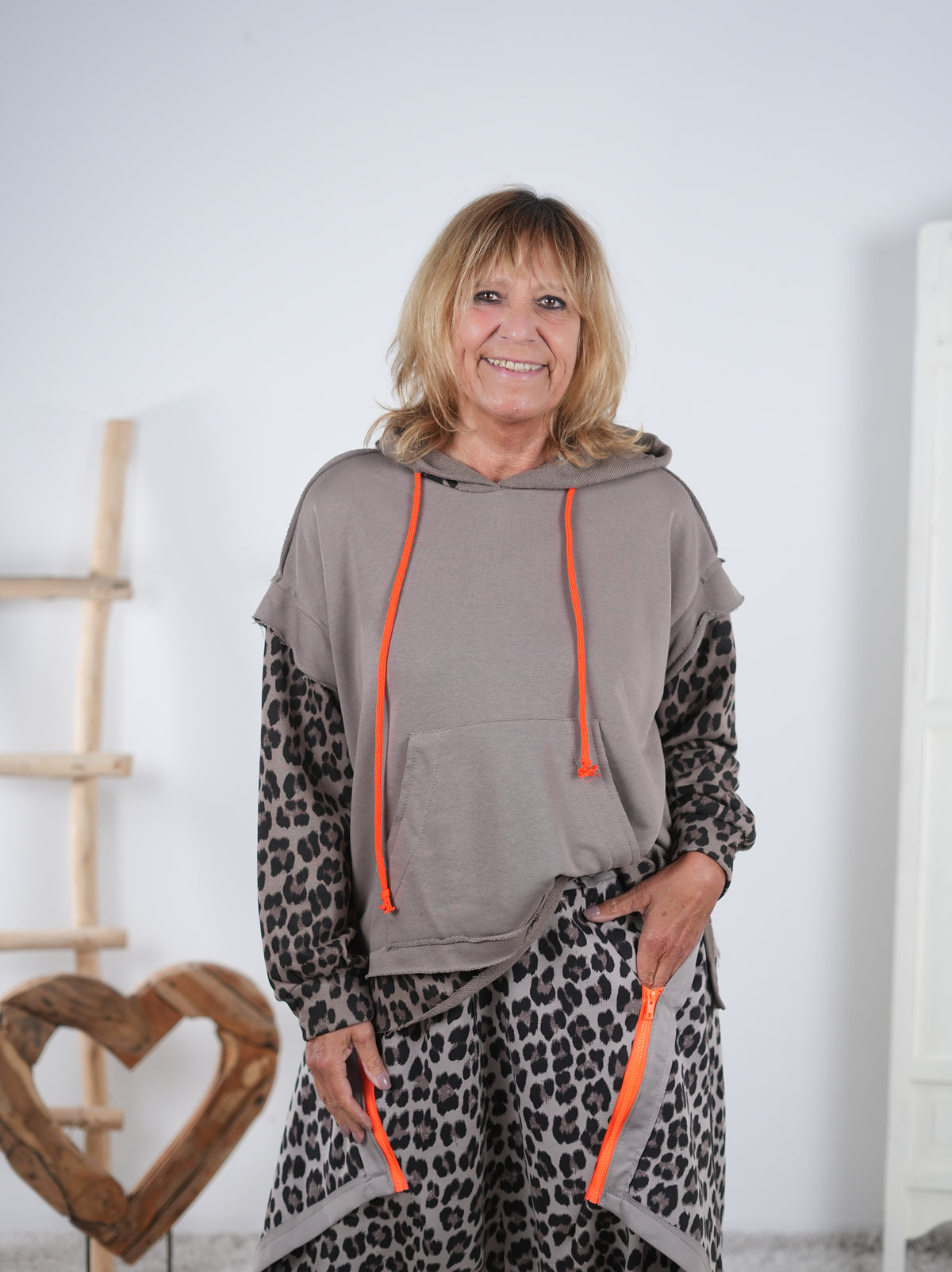 Sportlicher Hoody mit Känguru Tasche und Neon Details Taupe