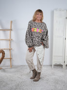 Strickpullover im Leo Look mit bunten Schriftzug