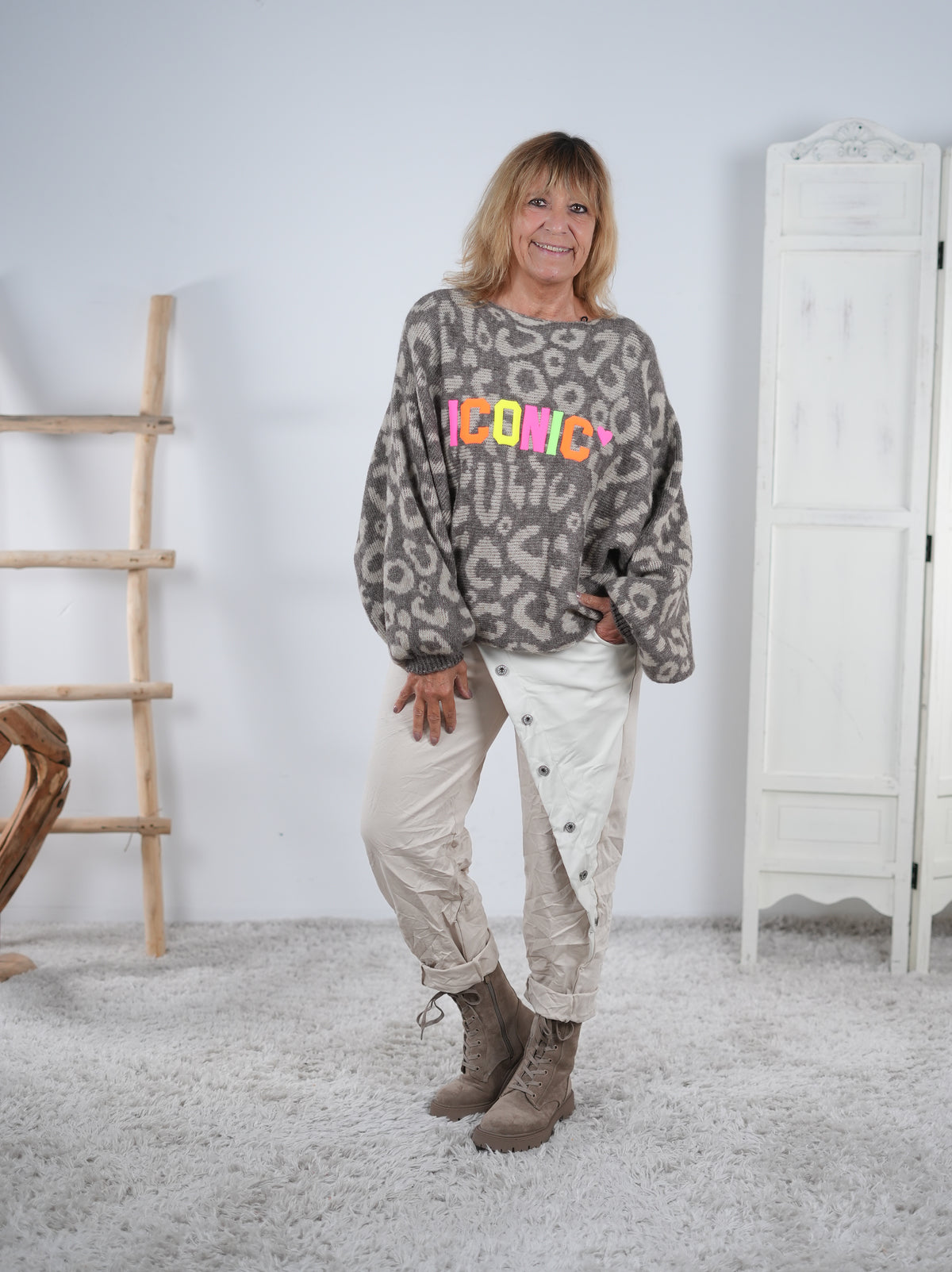 Strickpullover im Leo Look mit bunten Schriftzug