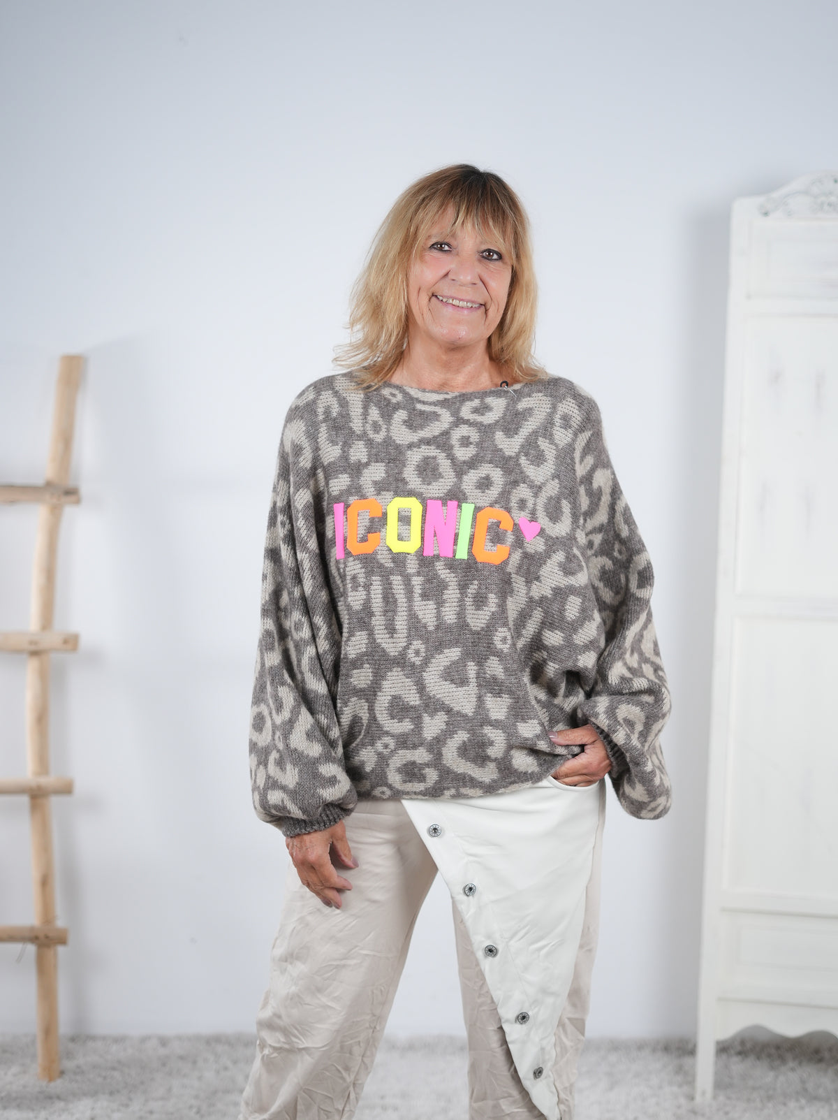 Strickpullover im Leo Look mit bunten Schriftzug Taupe