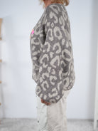 Strickpullover im Leo Look mit bunten Schriftzug