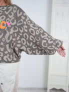 Strickpullover im Leo Look mit bunten Schriftzug