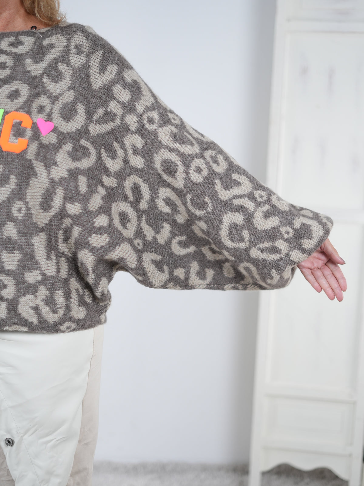 Strickpullover im Leo Look mit bunten Schriftzug