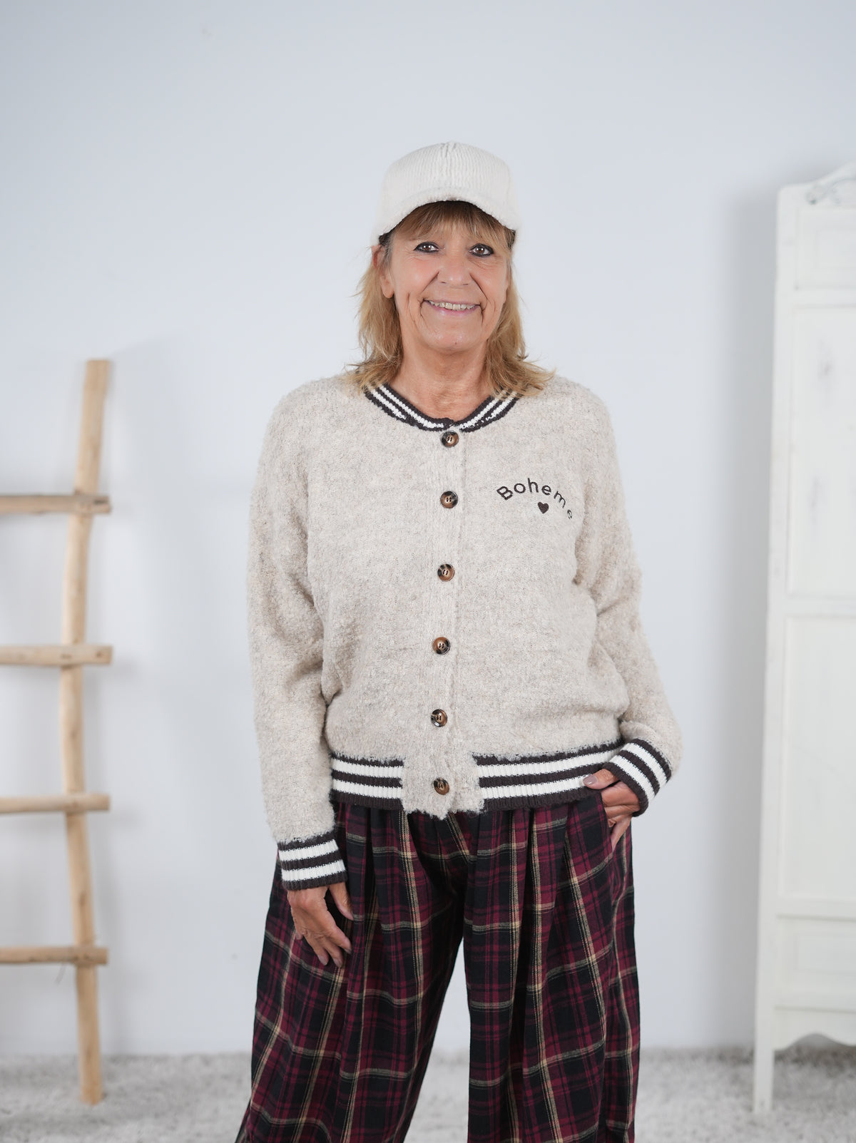 Süße College Jacke aus Strick mit "Boheme"Schriftzug Beige