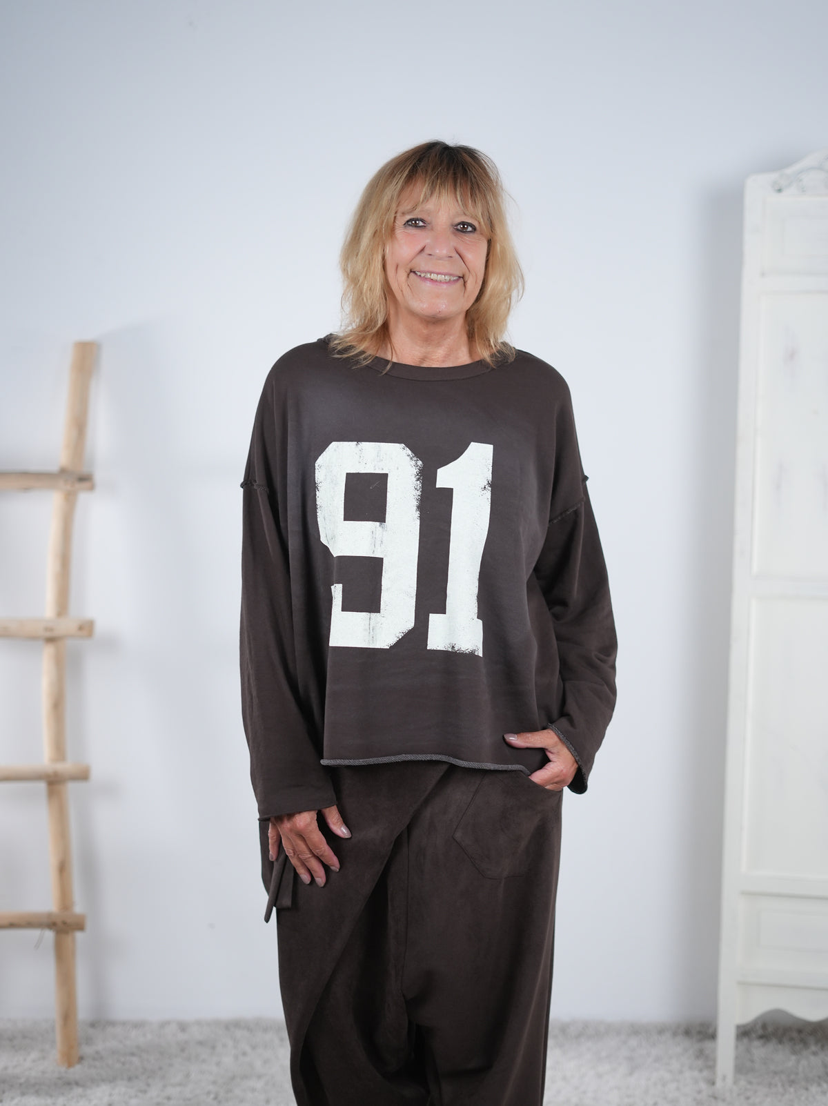 Sweatshirt mit großem Print und ausgefranstem Abschluss Schoko