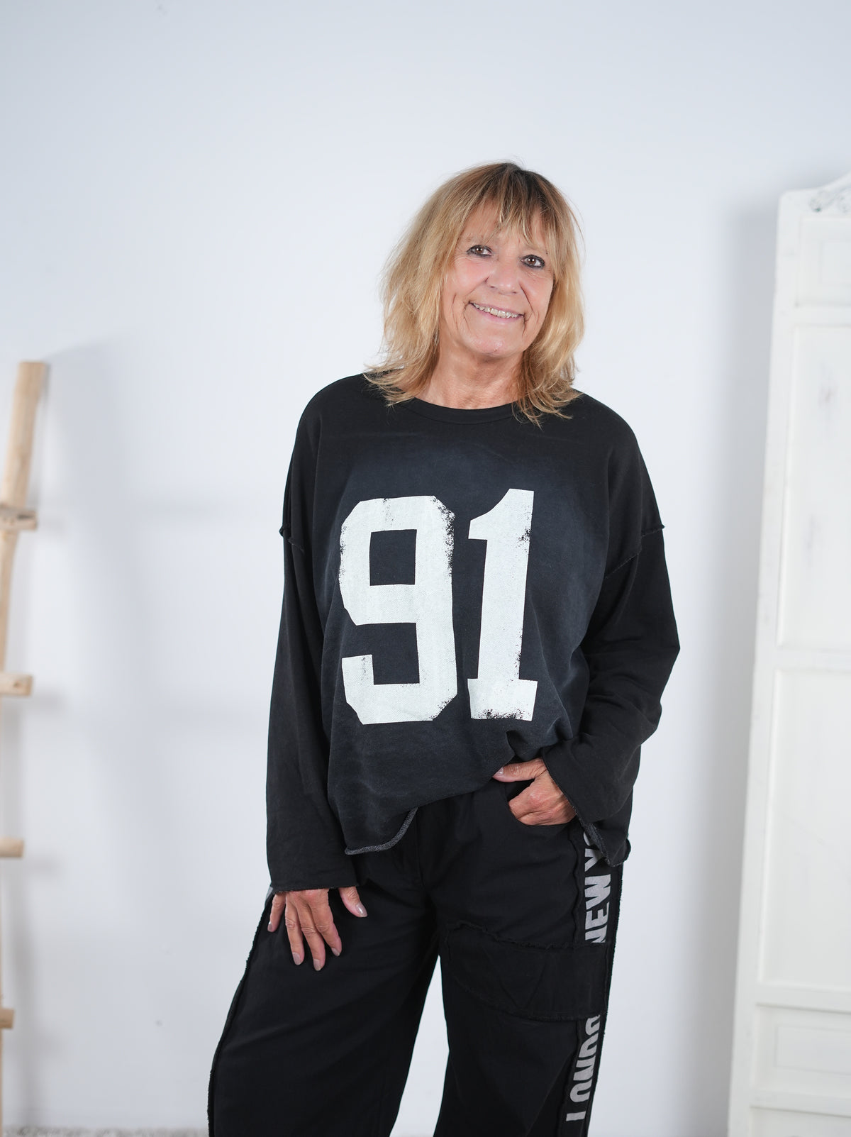 Sweatshirt mit großem Print und ausgefranstem Abschluss Schwarz