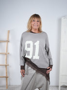 Sweatshirt mit großem Print und ausgefranstem Abschluss Taupe