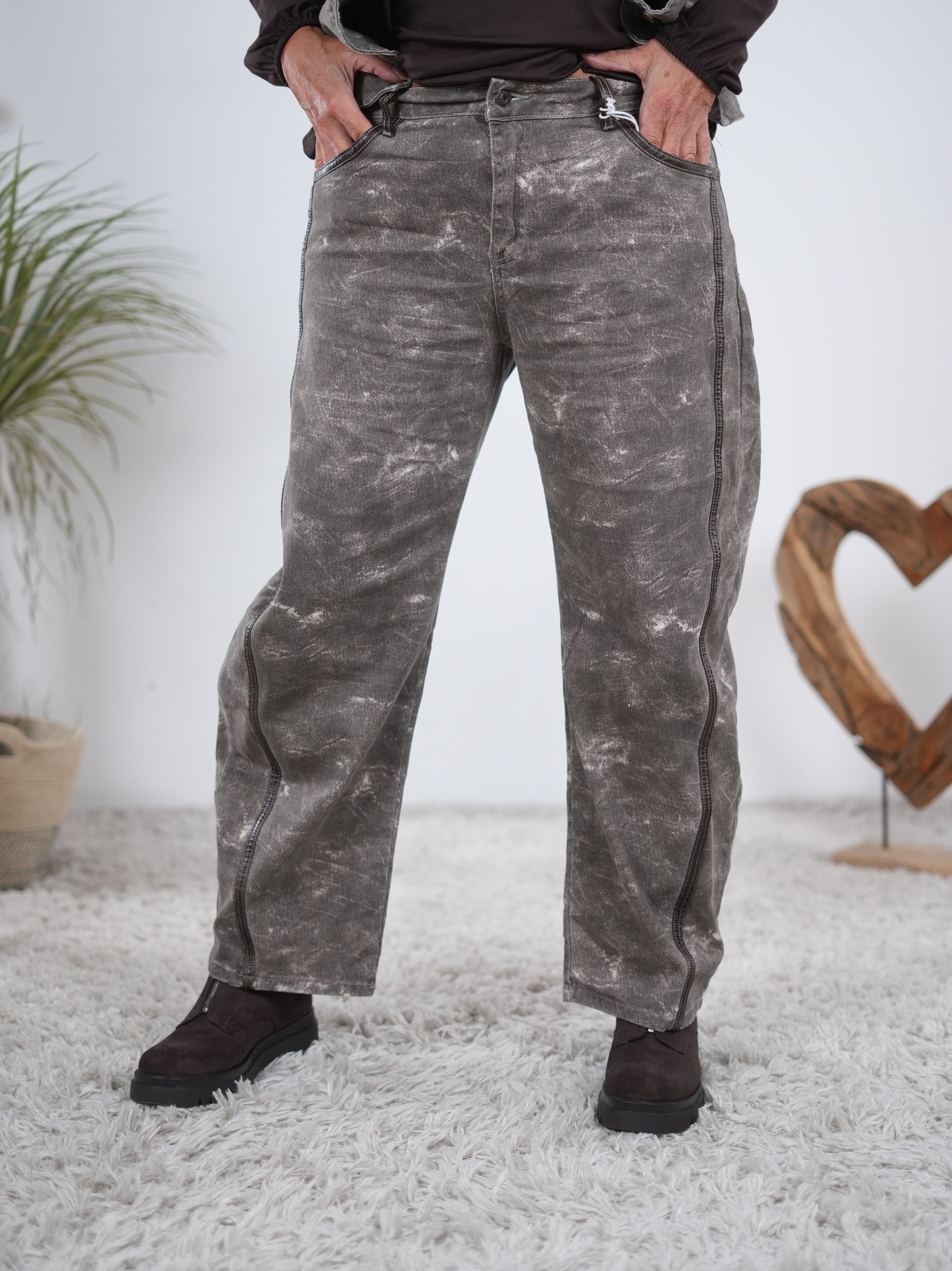 Trendige Barrel Jeans mit Kunstledernähten