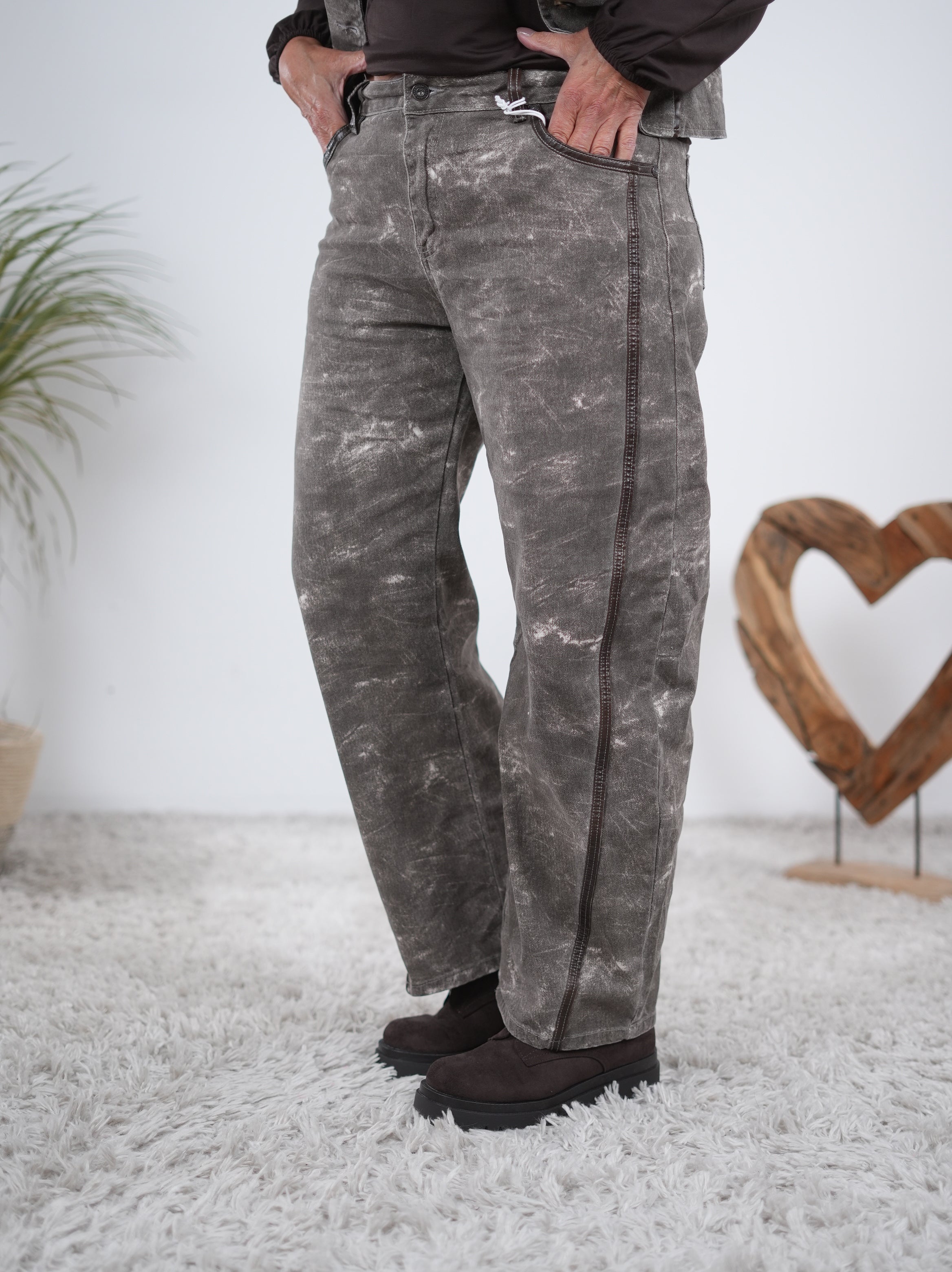 Trendige Barrel Jeans mit Kunstledernähten