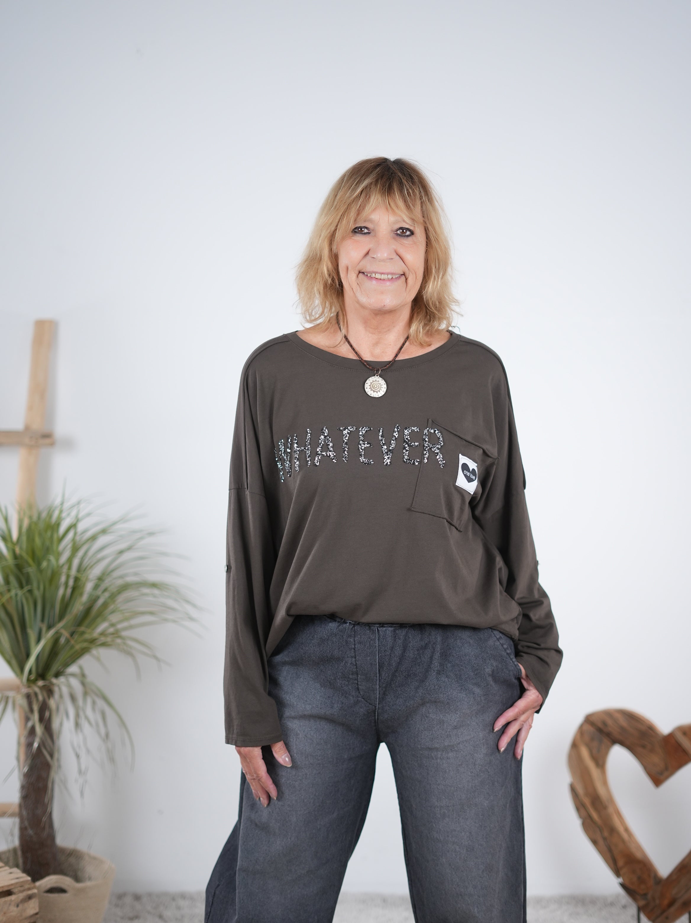 überschnittenes langarm Shirt mit "whatever" Schriftzug Schoko