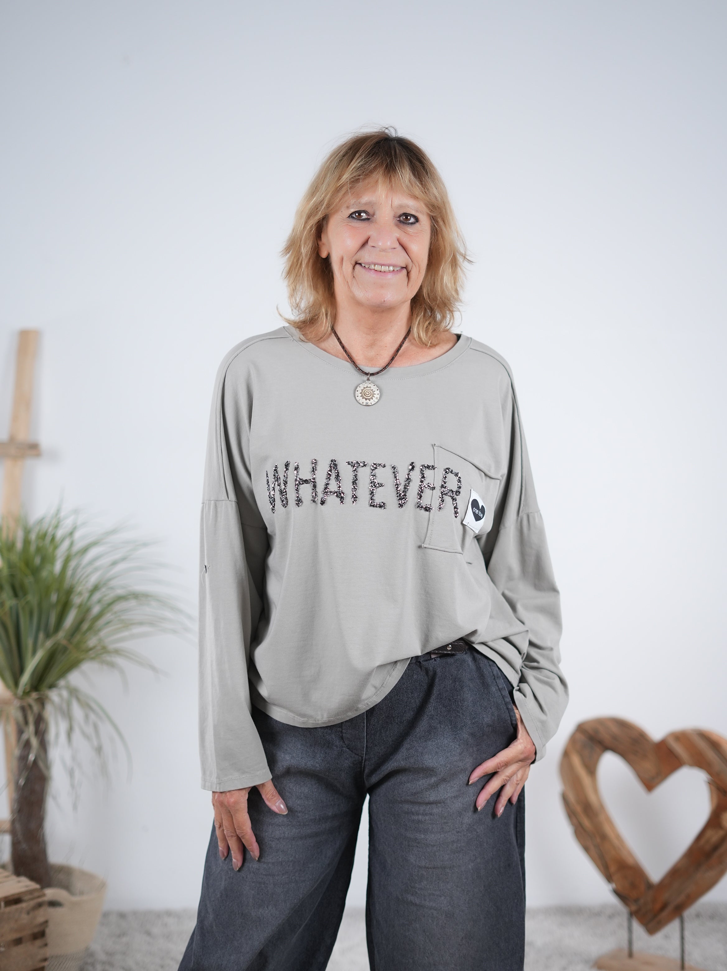 überschnittenes langarm Shirt mit "whatever" Schriftzug Taupe