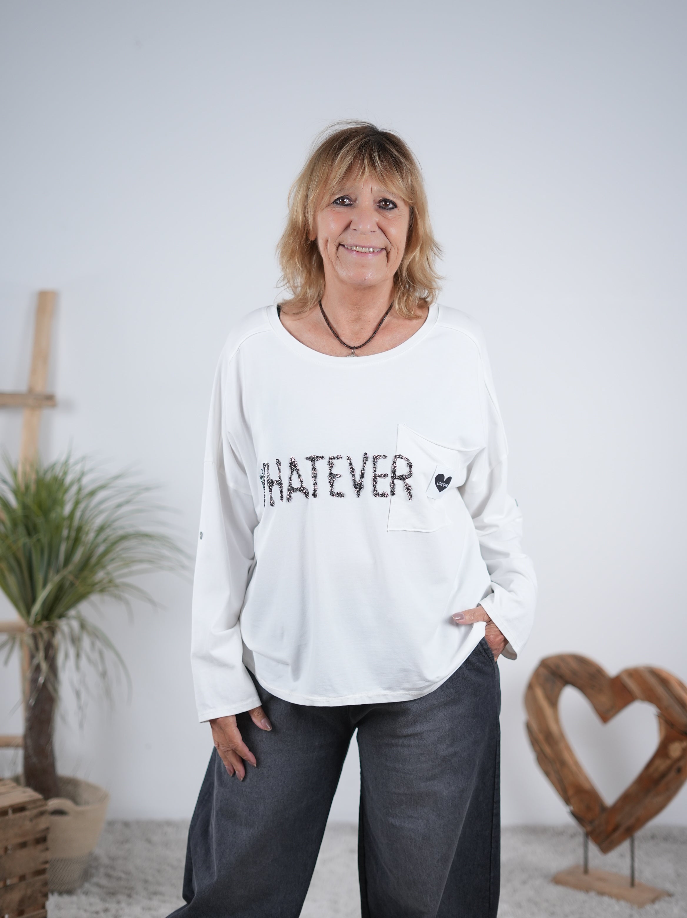 überschnittenes langarm Shirt mit "whatever" Schriftzug Weiß