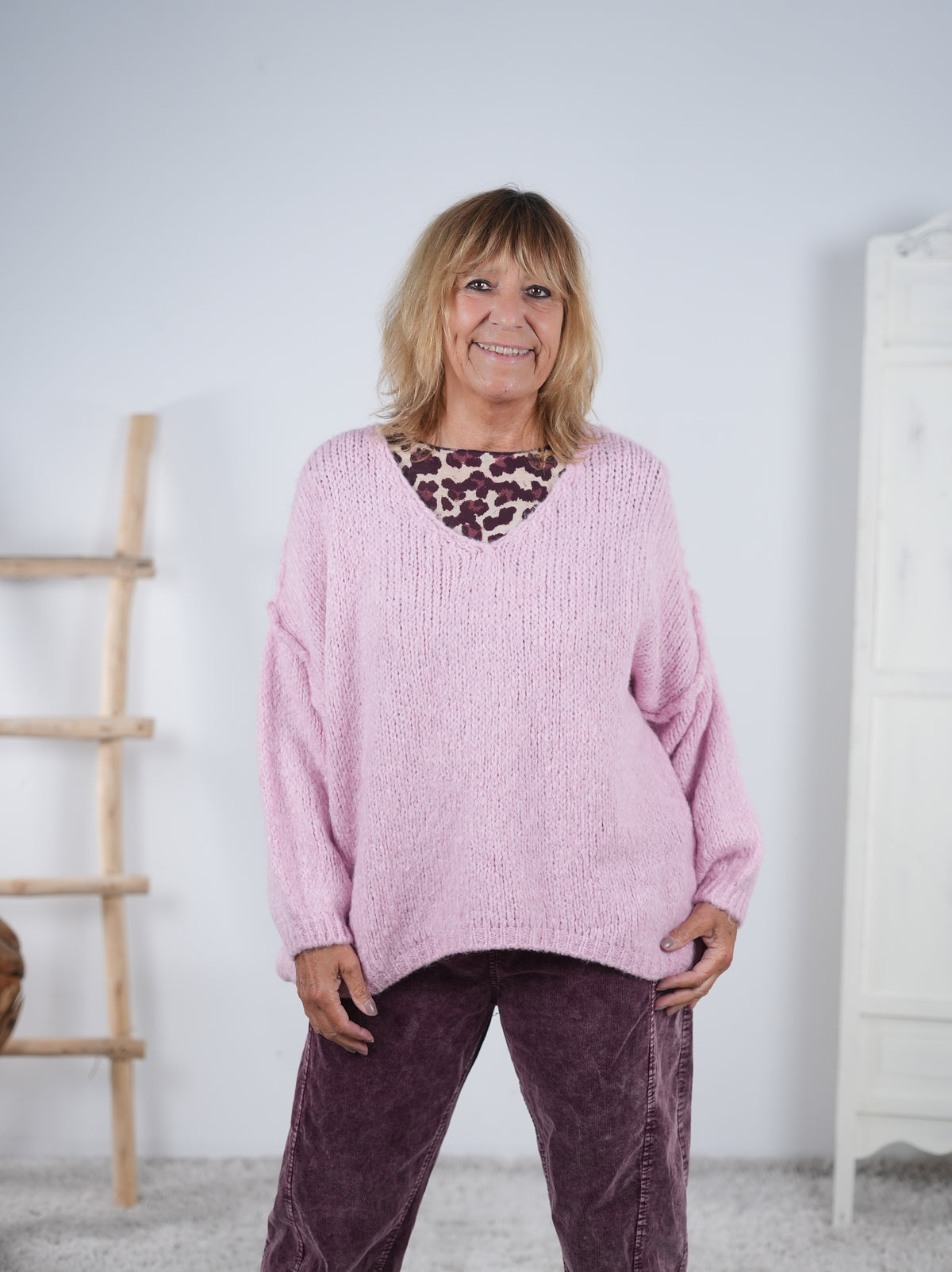 unifarbener Strickpullover mit V-Ausschnitt und Außennähten