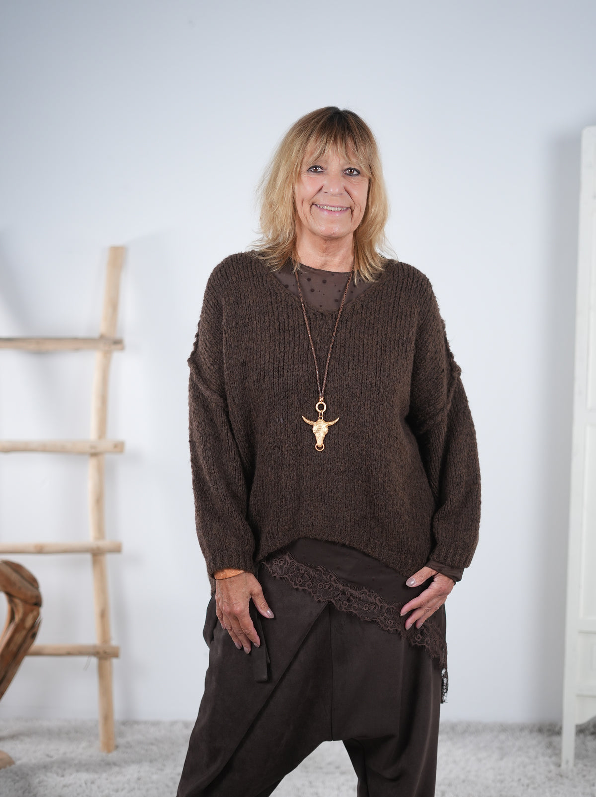 unifarbener Strickpullover mit V-Ausschnitt und Außennähten Schoko