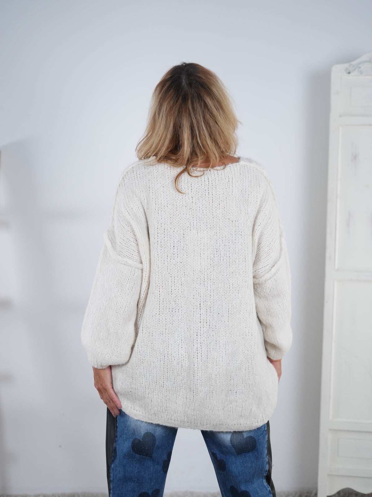 unifarbener Strickpullover mit V-Ausschnitt und Außennähten