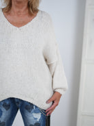 unifarbener Strickpullover mit V-Ausschnitt und Außennähten