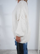 unifarbener Strickpullover mit V-Ausschnitt und Außennähten