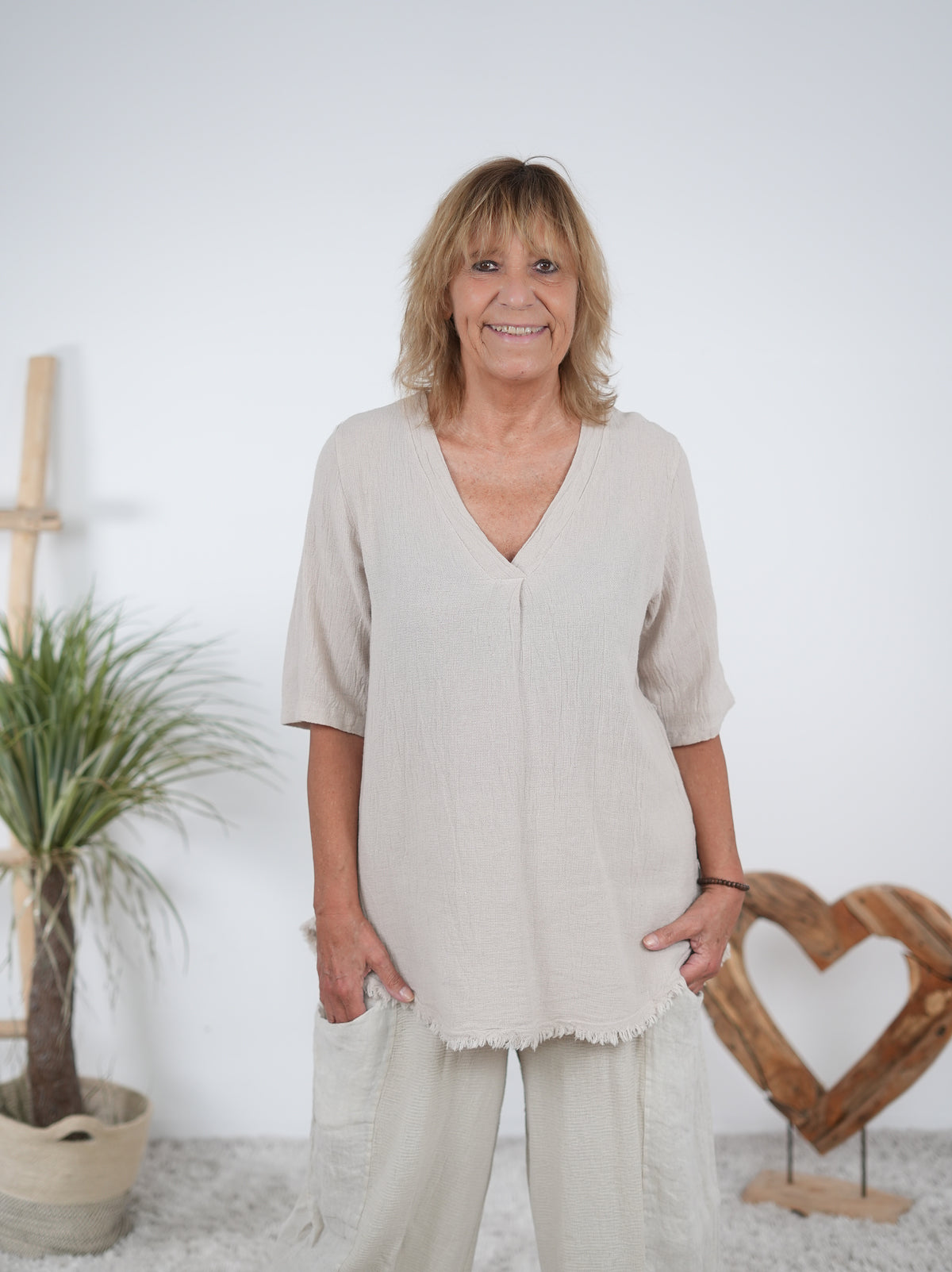 Vokuhila Leinenmix Shirt mit V-Ausschnitt Beige