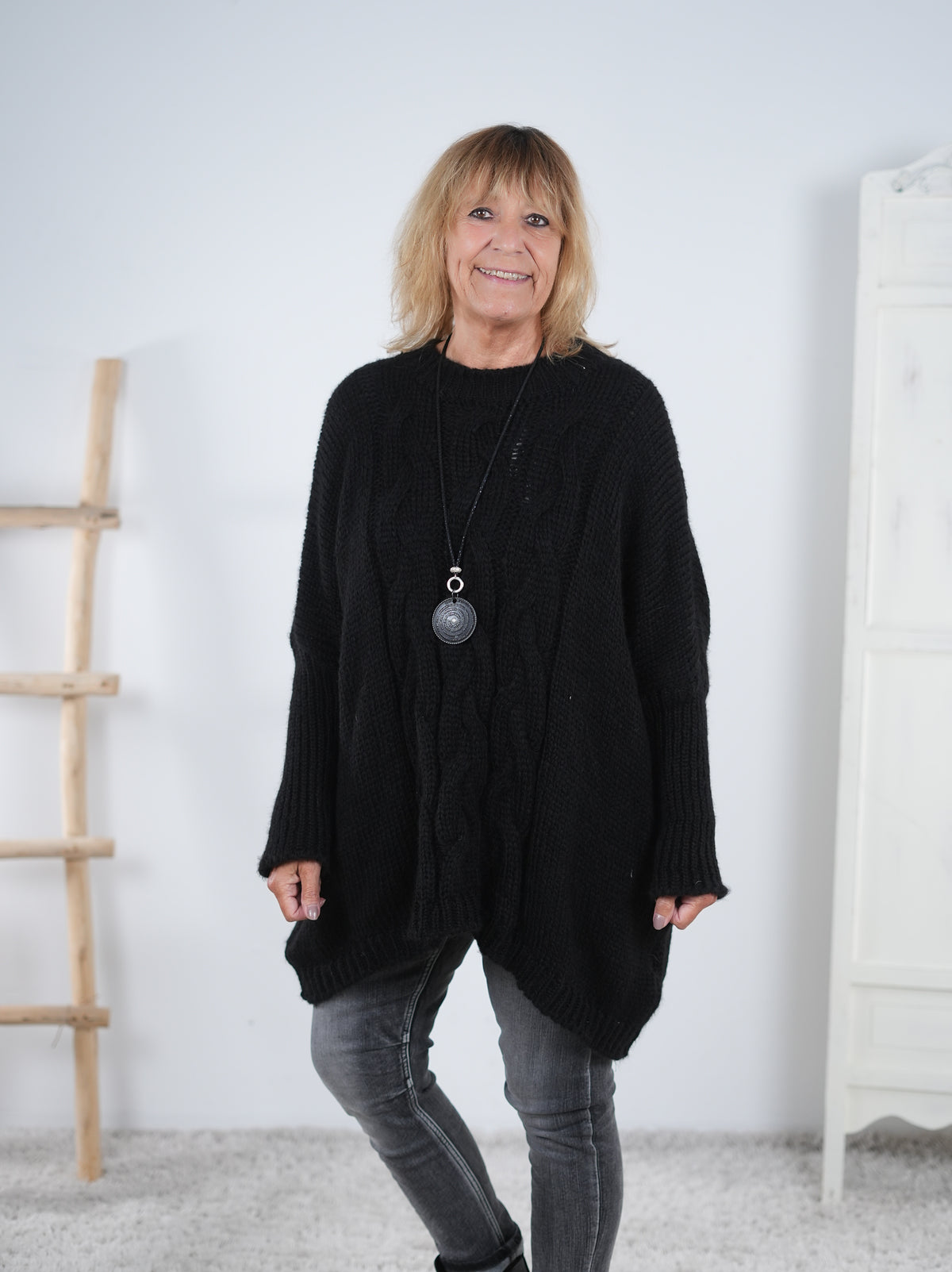 Weicher Strickpullover im Zopfmuster Schwarz