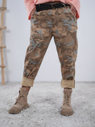 Weite Camouflage Pants mit Gürtel Camel