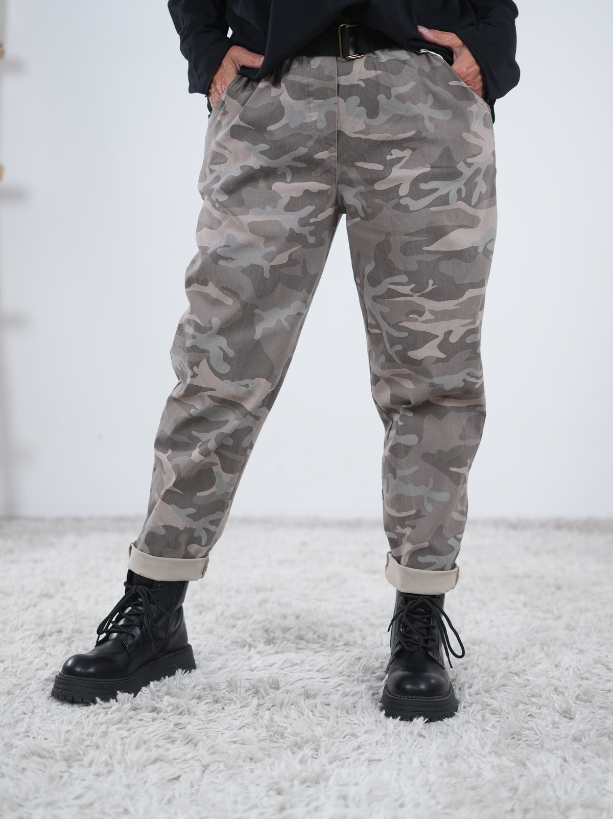 Weite Camouflage Pants mit Gürtel Taupe