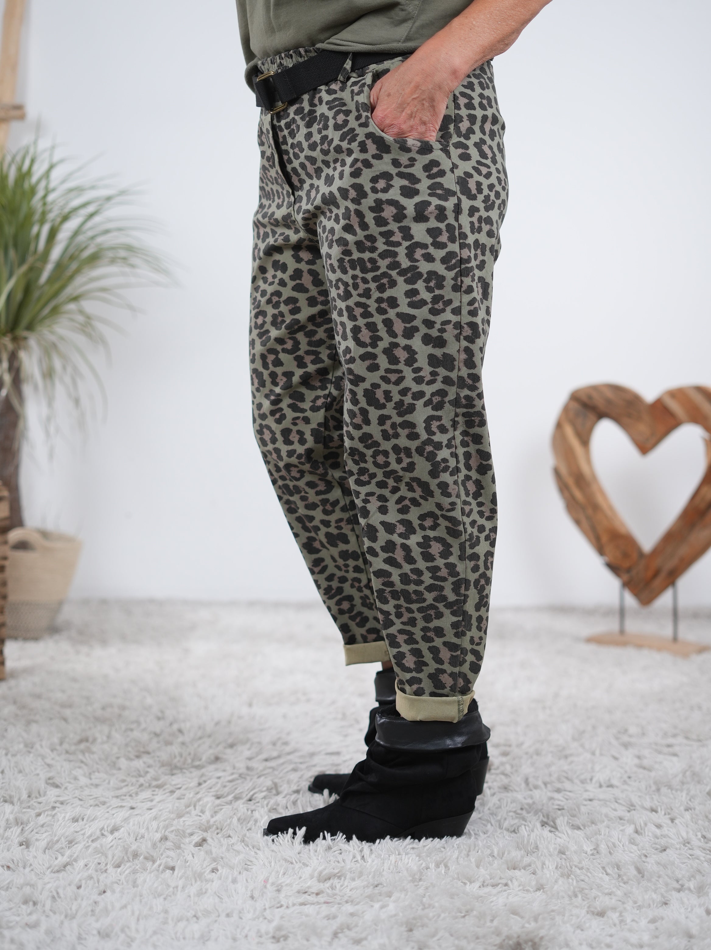 Weite Leo Pants mit Gürtel